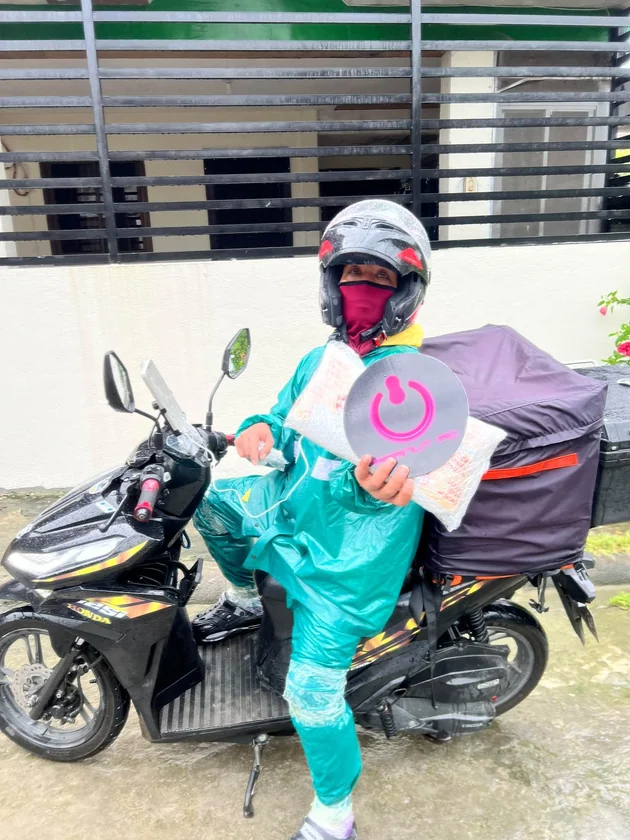 Customer order handover to a delivery rider