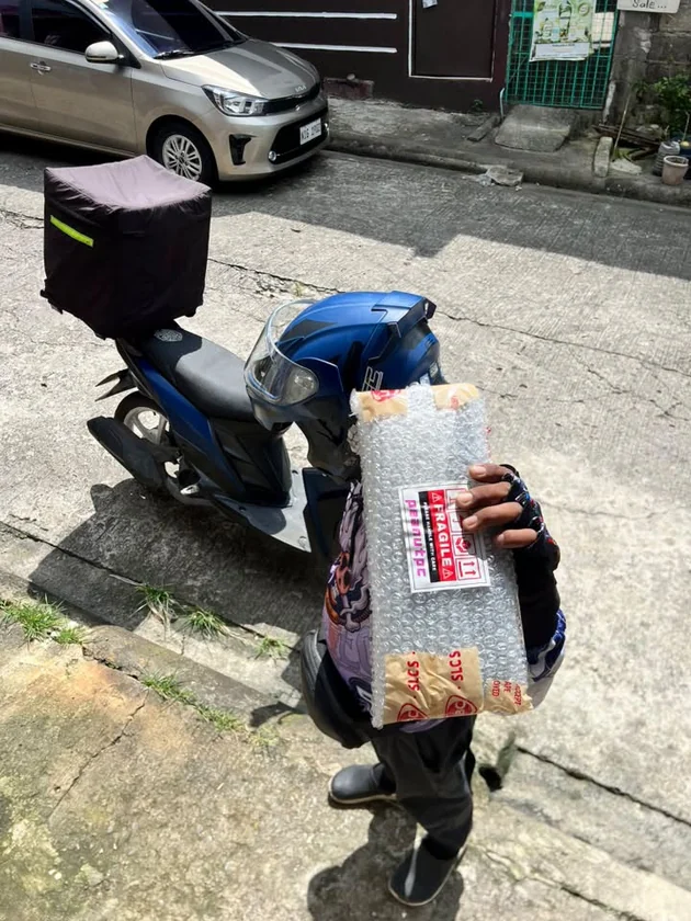 Customer order handover to a delivery rider
