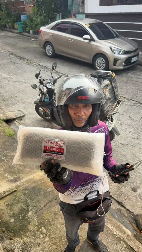 Customer order handover to a delivery rider