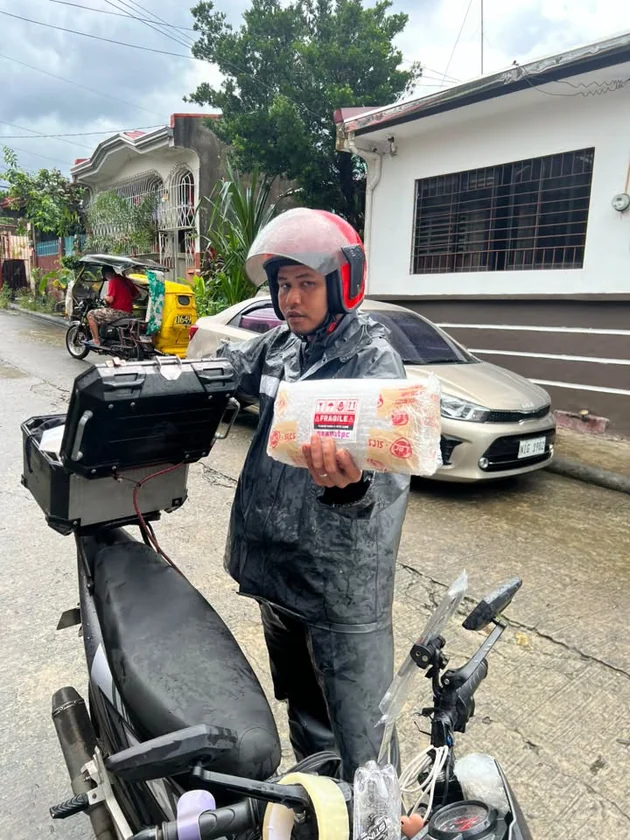 Customer order handover to a delivery rider