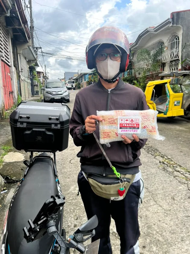 Customer order handover to a delivery rider
